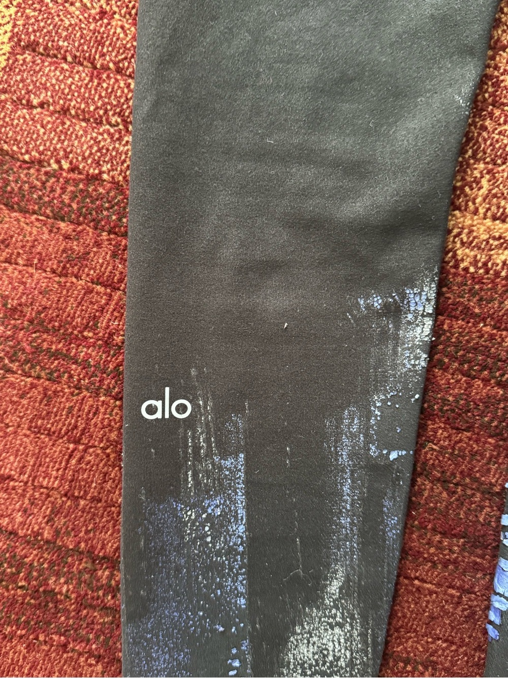 ALO Yoga Black Top with Subtle Logo - Picture 3 of 4